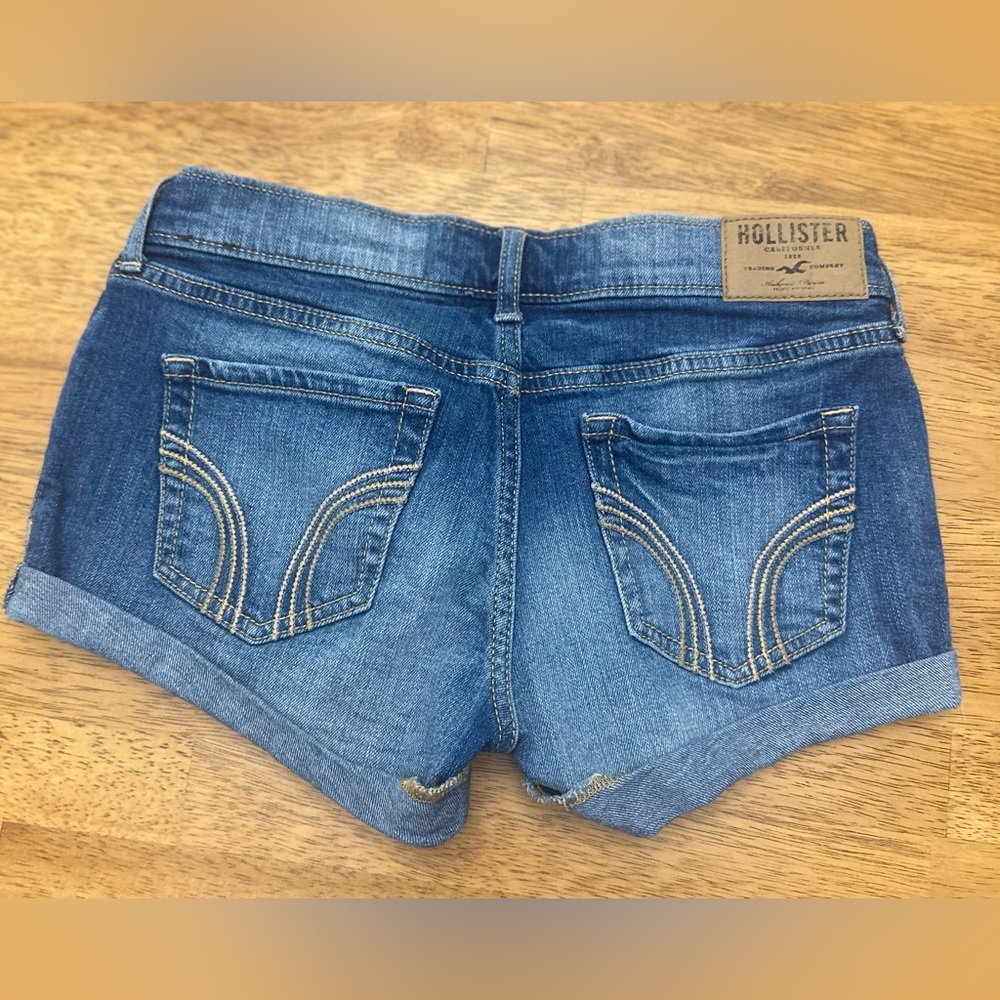Hollister Low Rise, light wash denim shorts, size 0 - Picture 2 of 5